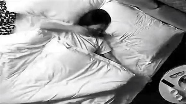 大学生情侣边看AV边模仿姿势激情狂干！